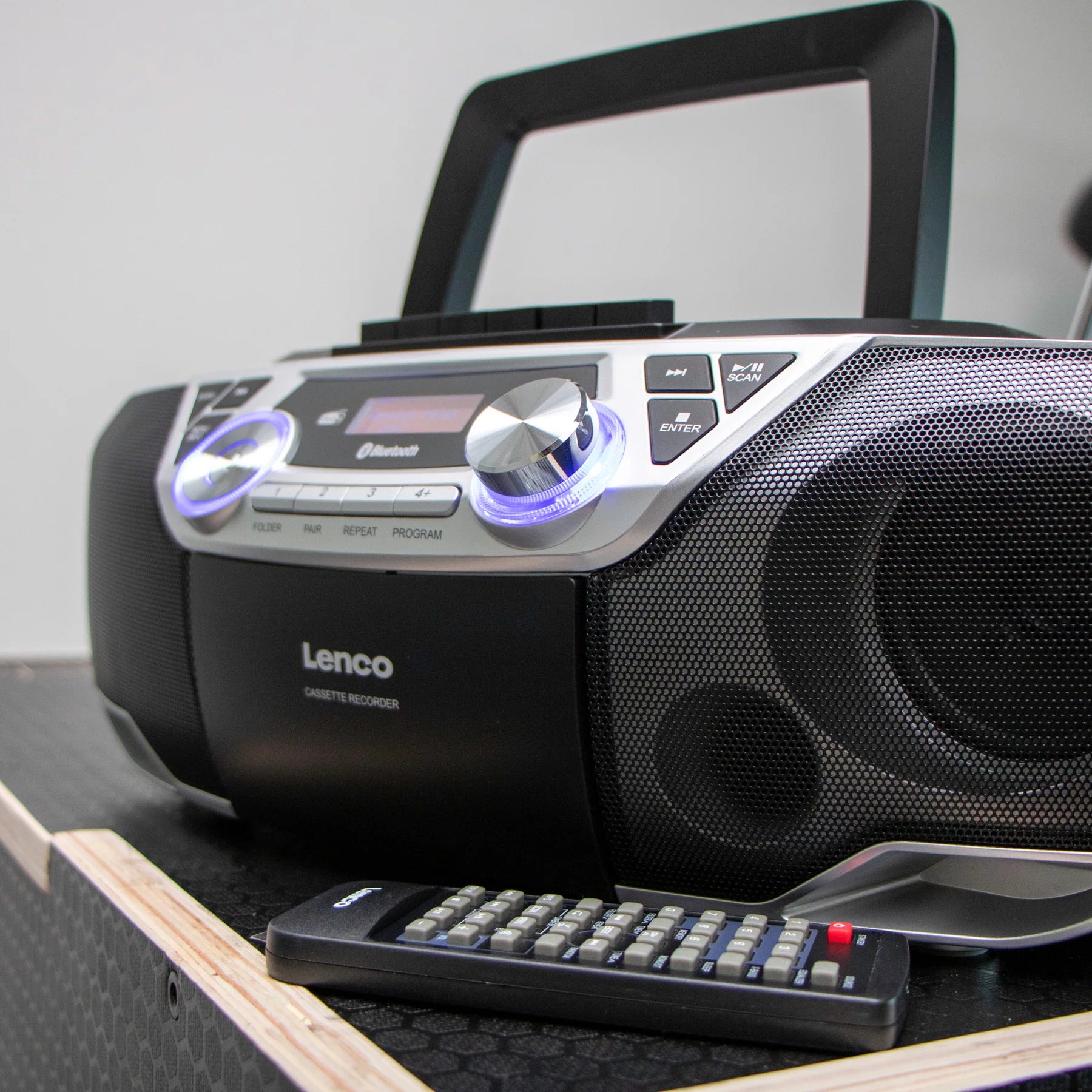 Lenco SCD-720 – Monipuolinen DAB+/FM-boombox CD-, kasetti- ja Bluetooth-toistolla
