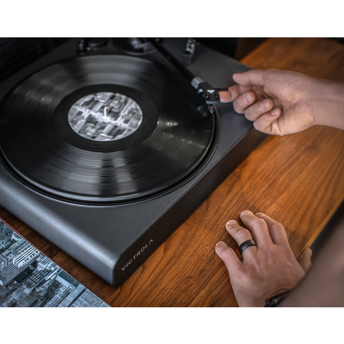 Victrola Stream Onyx Vinyylisoitin - Sonos-yhteensopiva levysoitin moderniin kotiin