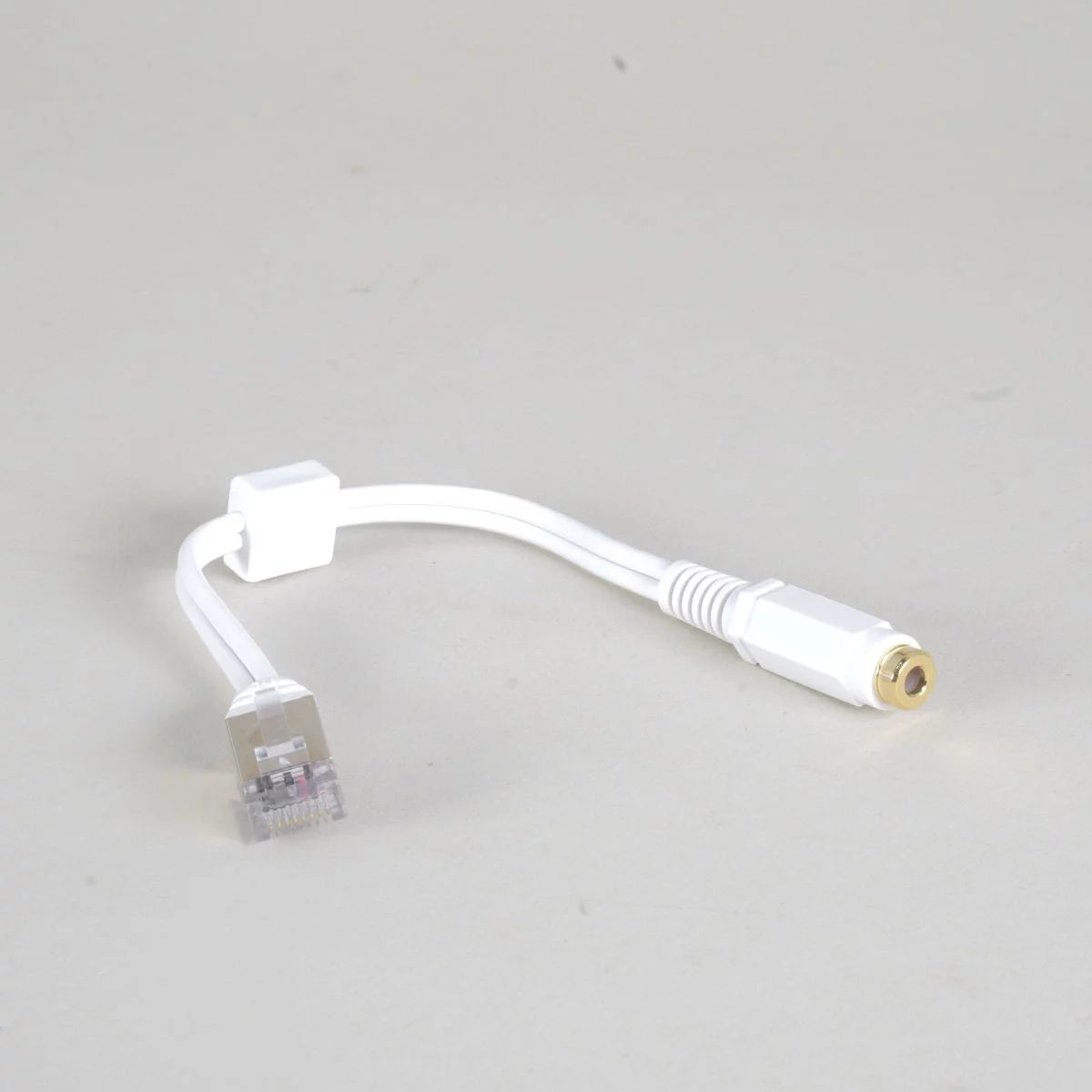 Almando RJ45–3,5 mm -adapteri - sovitin aktiivikaiuttimien tai kuulokkeiden kytkentään